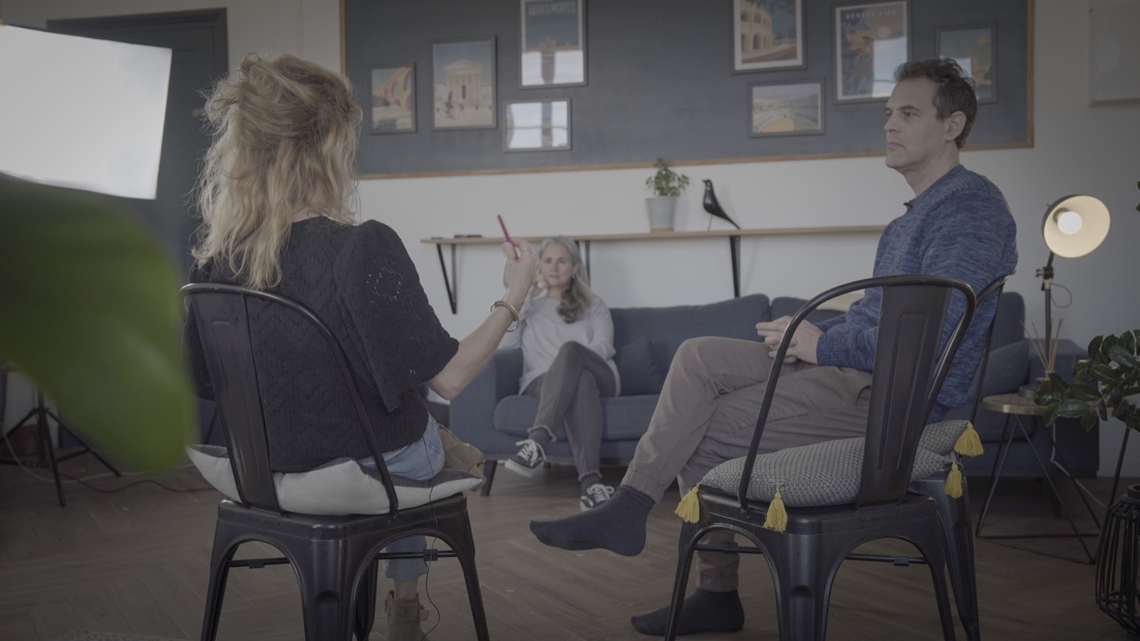 Séance de préparation entre l'équipe de La Clairière et deux auteurs, dans un salon lumineux
