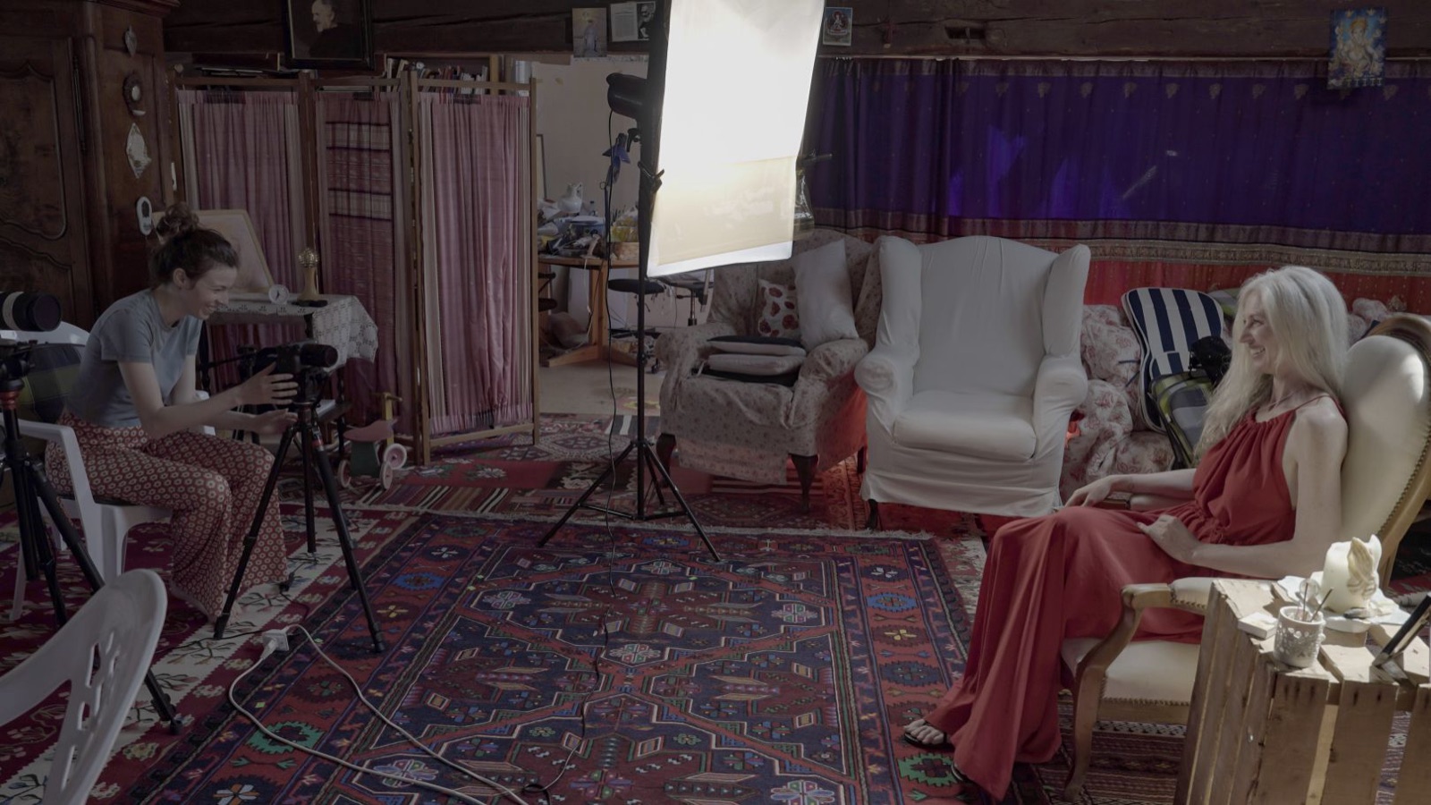 Un tournage en cours au studio de La Clairière : cadreuse, éclairage et autrice en fauteuil